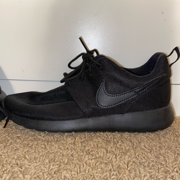 Nike Other - Nike Roshe Sneaker Nike Other - Nike Roshe Sneaker